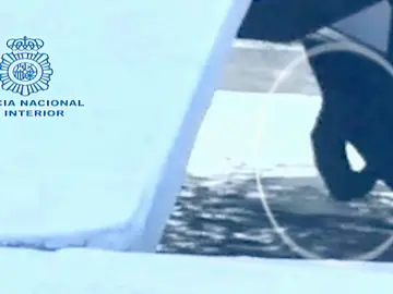 Un inmigrante saltando de un barco Un inmigrante saltando de un barco