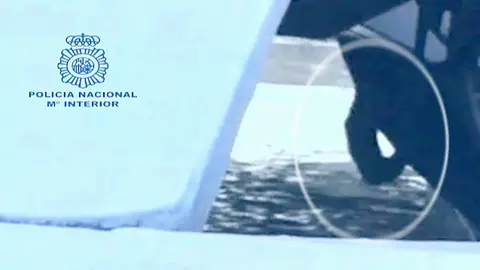 Un inmigrante saltando de un barco Un inmigrante saltando de un barco