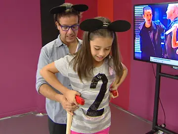 Julia se sube a los zancos para controlar sus movimientos en los ensayos de Tu cara me suena Mini Julia se sube a los zancos para controlar sus movimientos en los ensayos de Tu cara me suena Mini