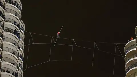 Equilibrista bate récords mundiales al caminar entre rascacielos de Chicago Equilibrista bate récords mundiales al caminar entre rascacielos de Chicago