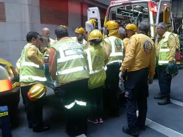 Trasladan a uno de los heridos Trasladan a uno de los heridos