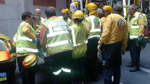 Trasladan a uno de los heridos Trasladan a uno de los heridos