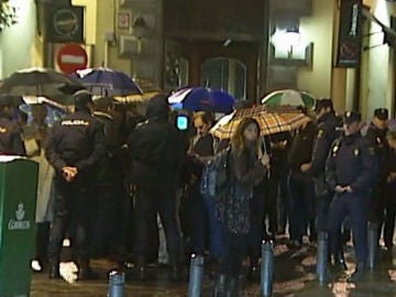 Agentes de policía en la entrada del Ateneo de Madrid