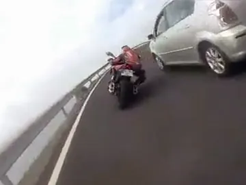 Un motorista adelanta de forma incorrecta a un coche en Gran Canaria Un motorista adelanta de forma incorrecta a un coche en Gran Canaria