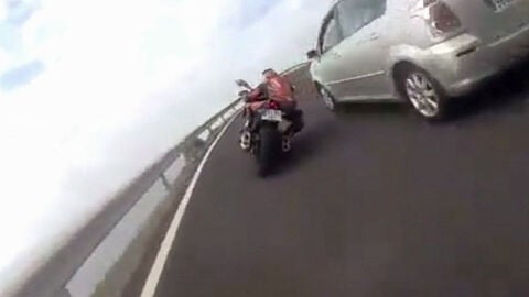 Un motorista adelanta de forma incorrecta a un coche en Gran Canaria