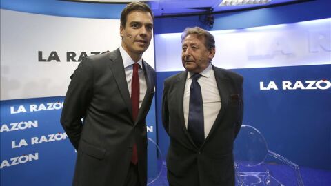El secretario general del PSOE, Pedro S&aacute;nchez, conversa con el periodista Alfonso Uss&iacute;a