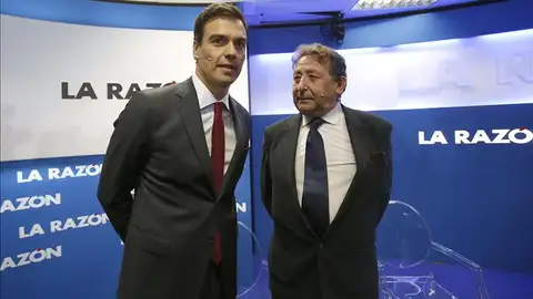 El secretario general del PSOE, Pedro Sánchez, conversa con el periodista Alfonso Ussía El secretario general del PSOE, Pedro Sánchez, conversa con el periodista Alfonso Ussía