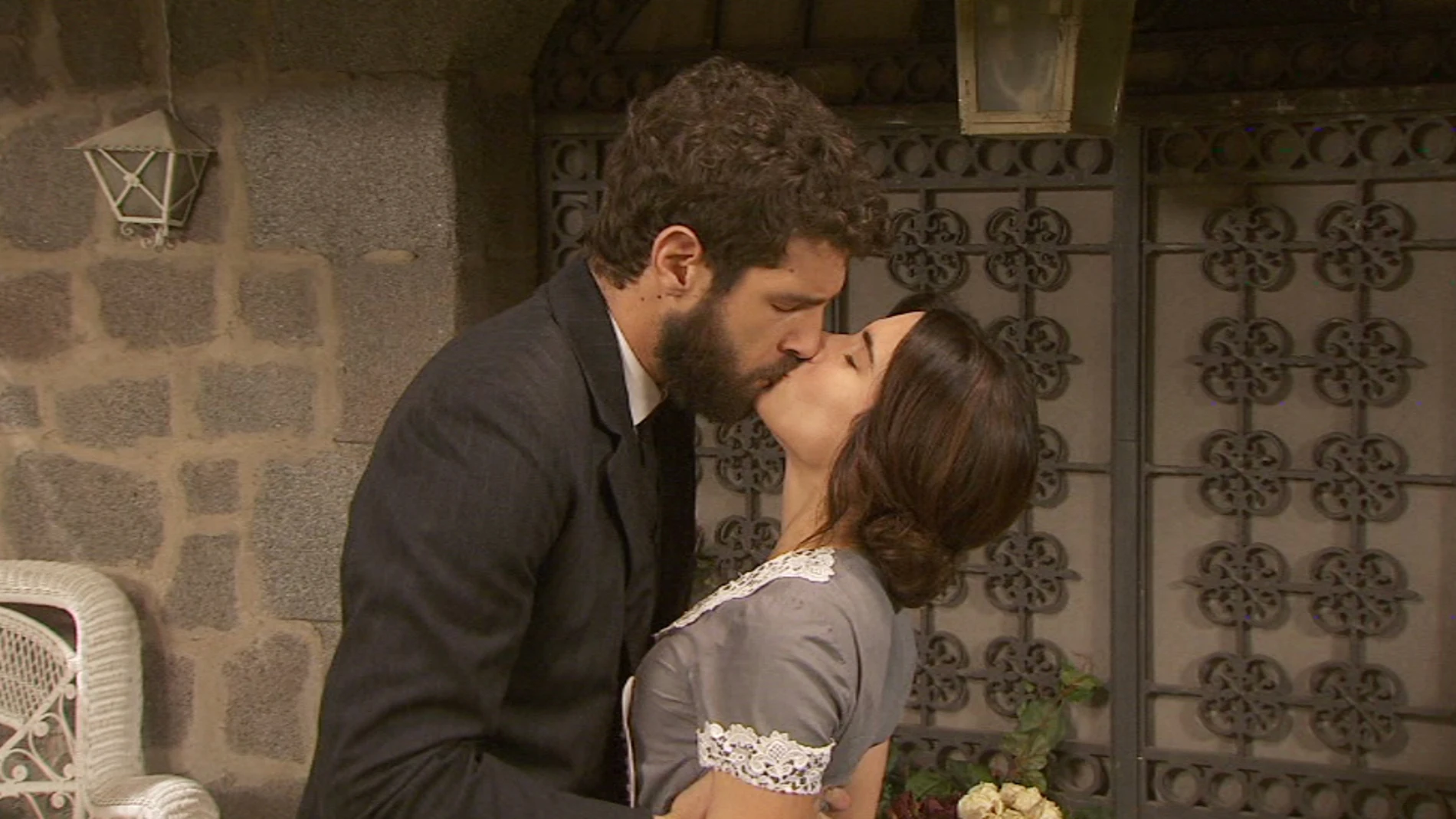 Bosco besa a Inés en un arrebato de pasión