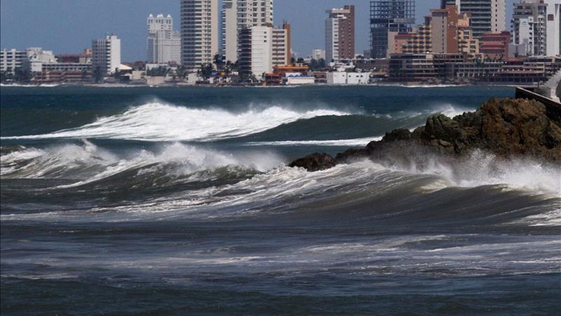 El Servicio Meteorol&oacute;gico de M&eacute;xico establece una zona de vigilancia por el hurac&aacute;n Vance
