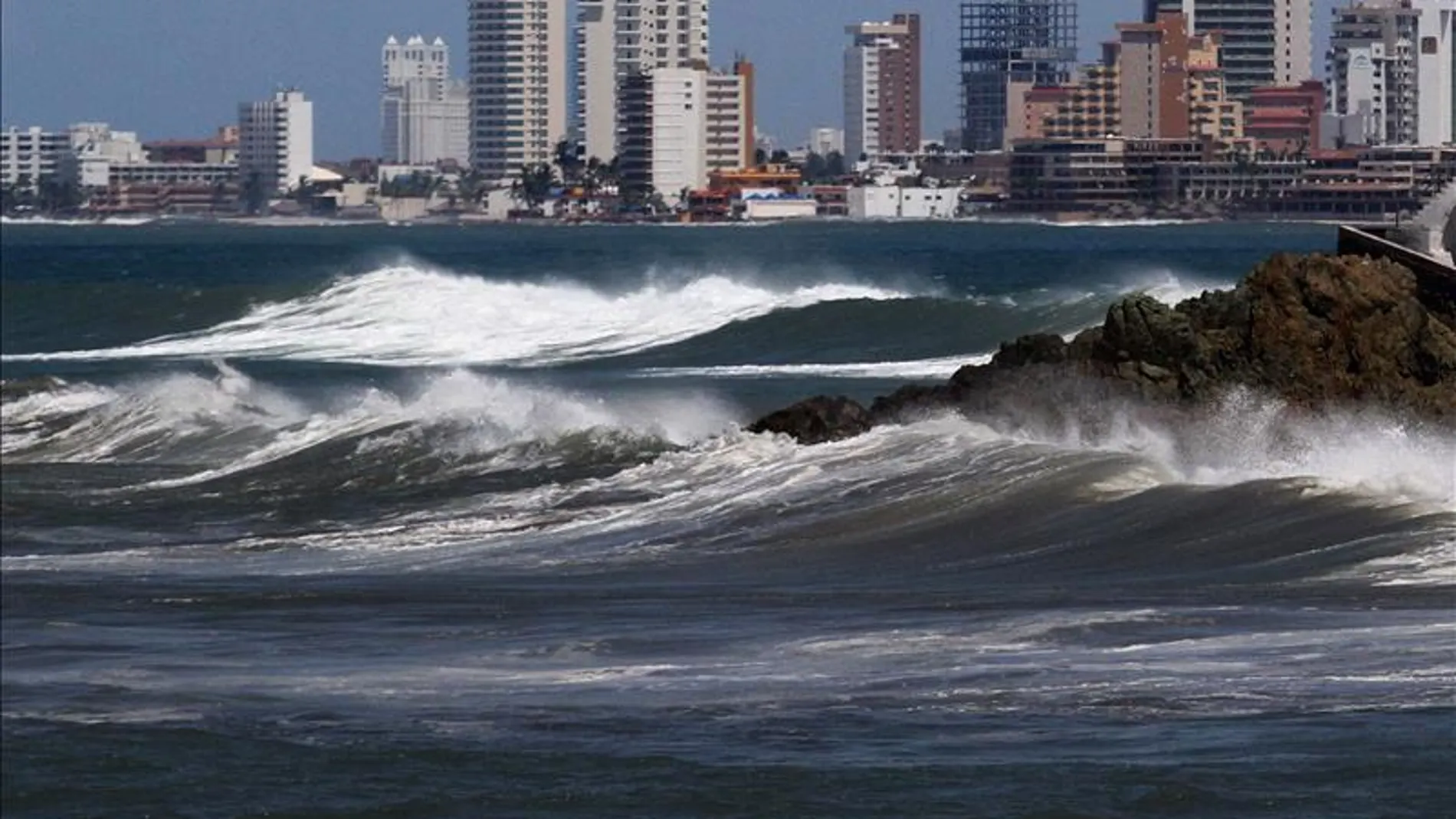 El Servicio Meteorológico de México establece una zona de vigilancia por el huracán Vance El Servicio Meteorológico de México establece una zona de vigilancia por el huracán Vance