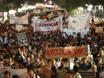 Miles de ciudadanos marchan por los 43 jóvenes desaparecidos en Iguala, México