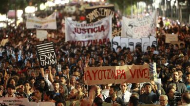Maestros mexicanos incendian el Congreso de Guerrero por los estudiantes desaparecidos