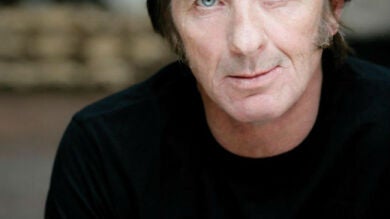 El batería de AC/DC amenazó de muerte por teléfono a un contratista y su hija