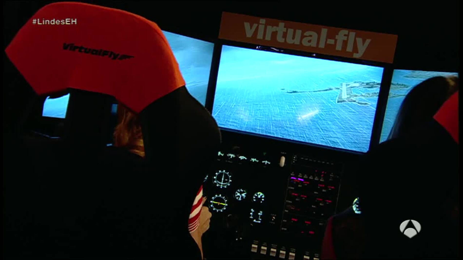 Marta Hazas pilotando un avi&oacute;n
