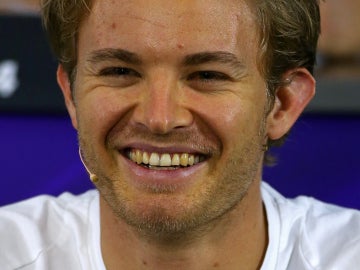 Nico Rosberg sonríe a los medios