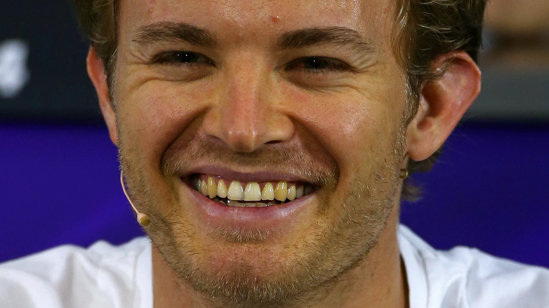 Nico Rosberg sonríe a los medios