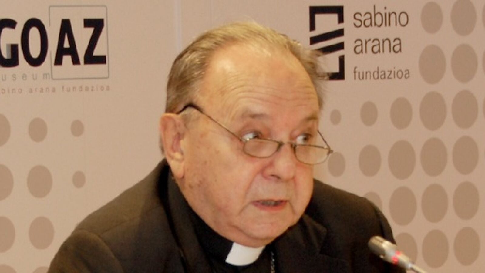 Una mujer roba el anillo episcopal al obispo Juan María Uriarte al besarle la mano