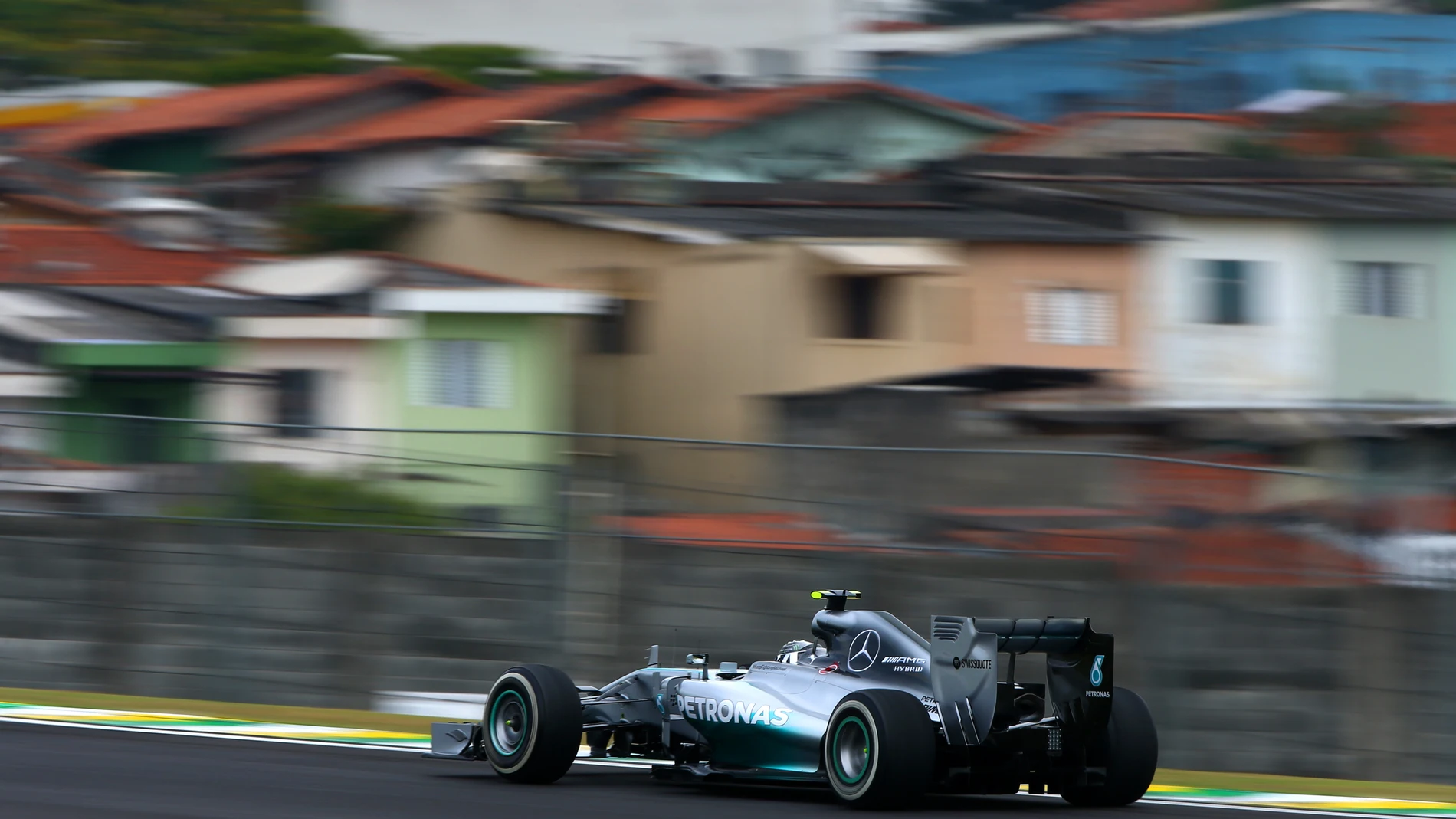 Nico Rosberg rueda en Sao Paulo
