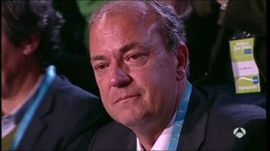 Monago agradece el apoyo de sus compañeros entre lágrimas