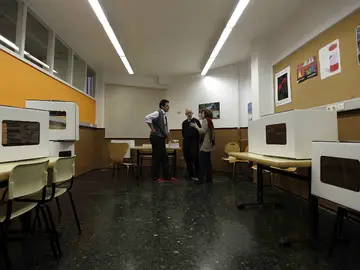Voluntarios en un colegio habilitado para el 9-N Voluntarios en un colegio habilitado para el 9-N