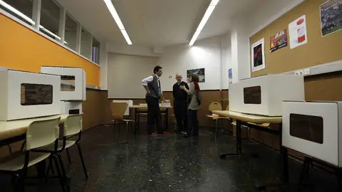 Voluntarios en un colegio habilitado para el 9-N Voluntarios en un colegio habilitado para el 9-N