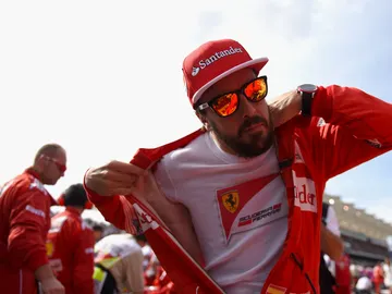 Fernando Alonso se quita el mono de Ferrari Fernando Alonso se quita el mono de Ferrari