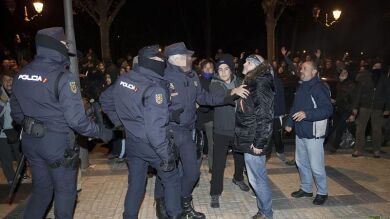 Los antidisturbios cargan contra los manifestantes en el barrio burgalés de Gamonal