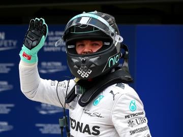 Rosberg saluda al salir del coche