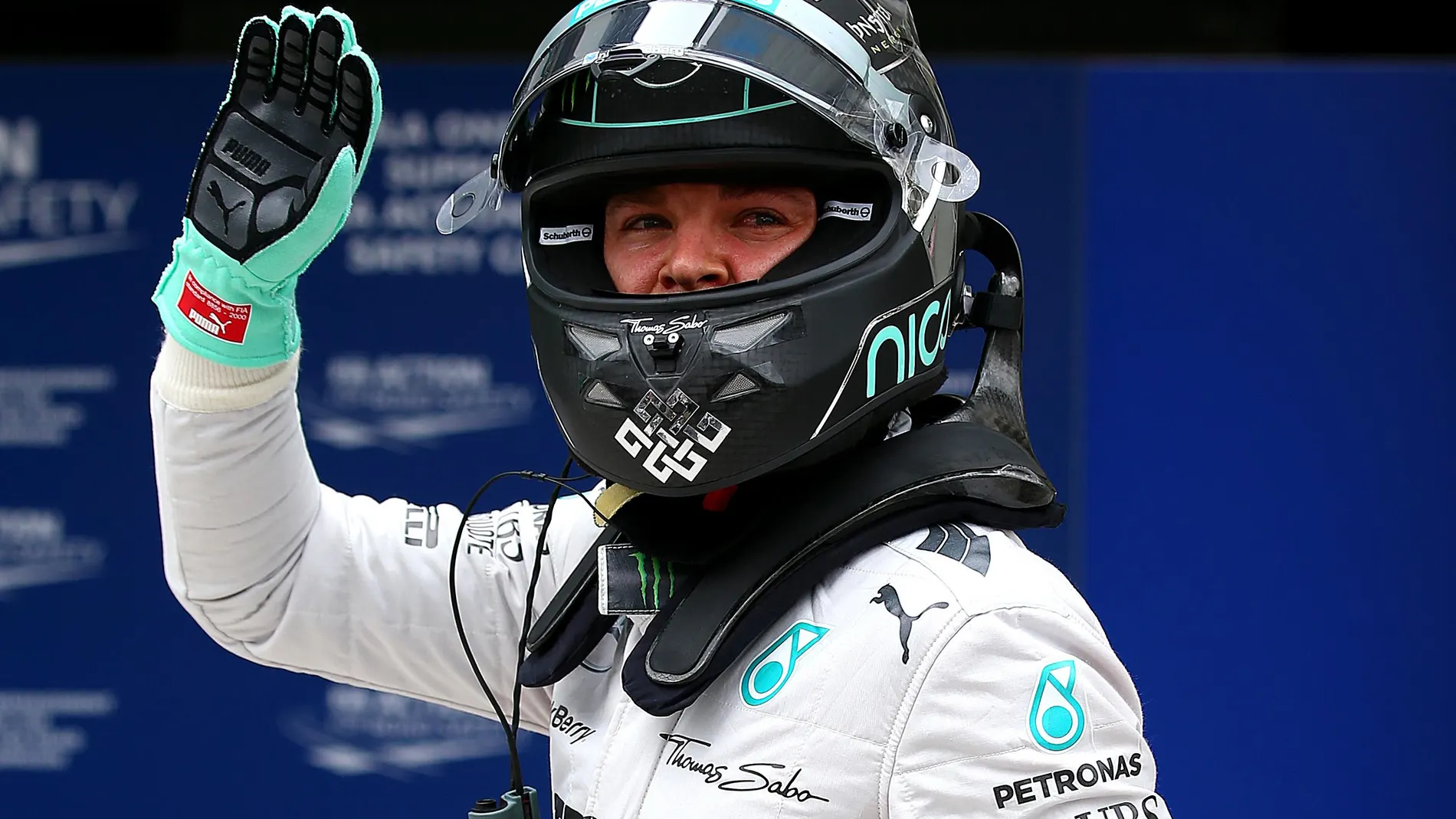 Rosberg saluda al salir del coche