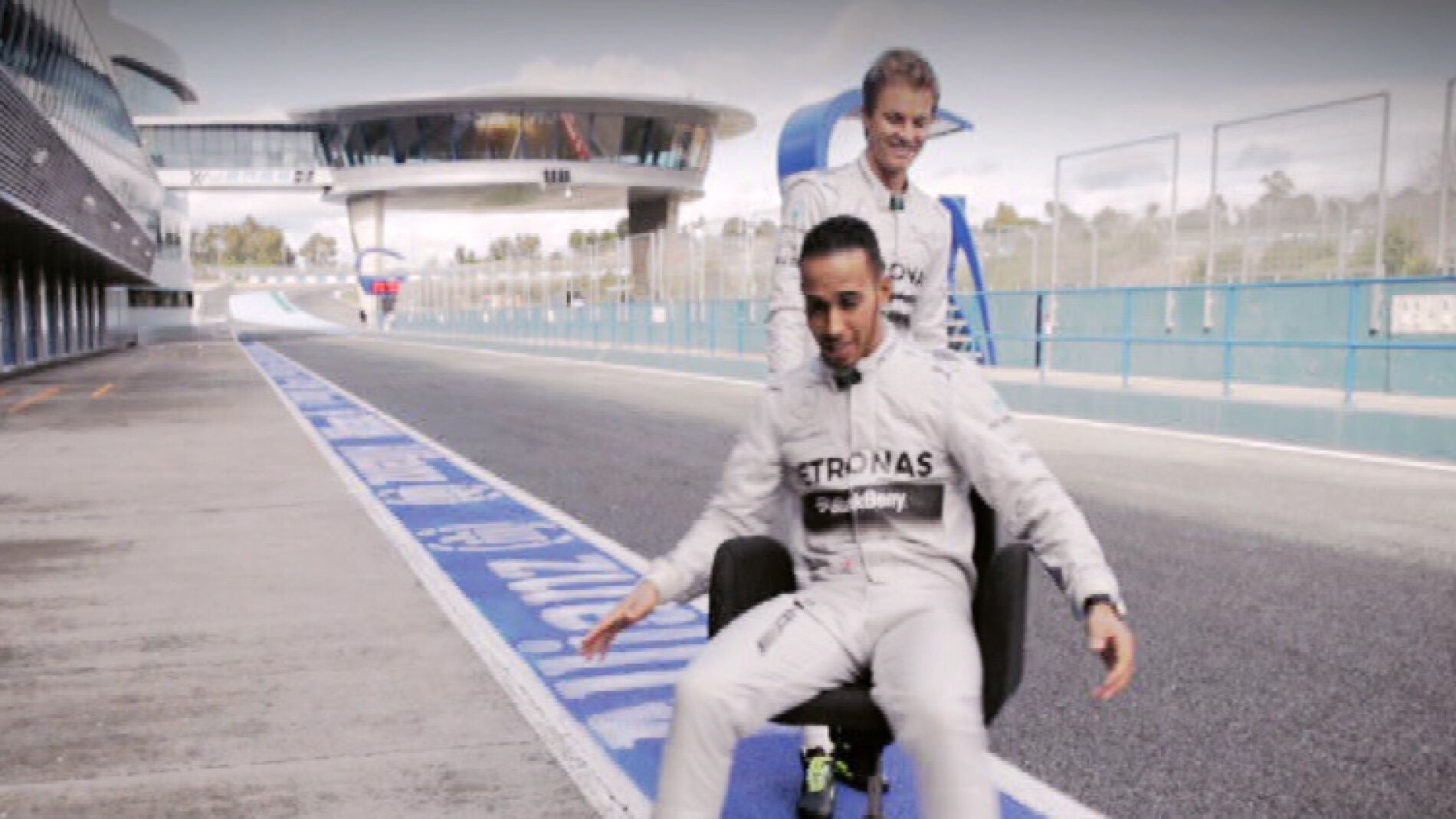 Rosberg da vueltas a Hamilton en una silla
