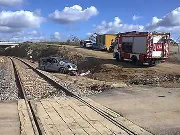 Muere un menor al ser arrollado el coche en el que viajaba en un paso a nivel en Huelva Muere un menor al ser arrollado el coche en el que viajaba en un paso a nivel en Huelva