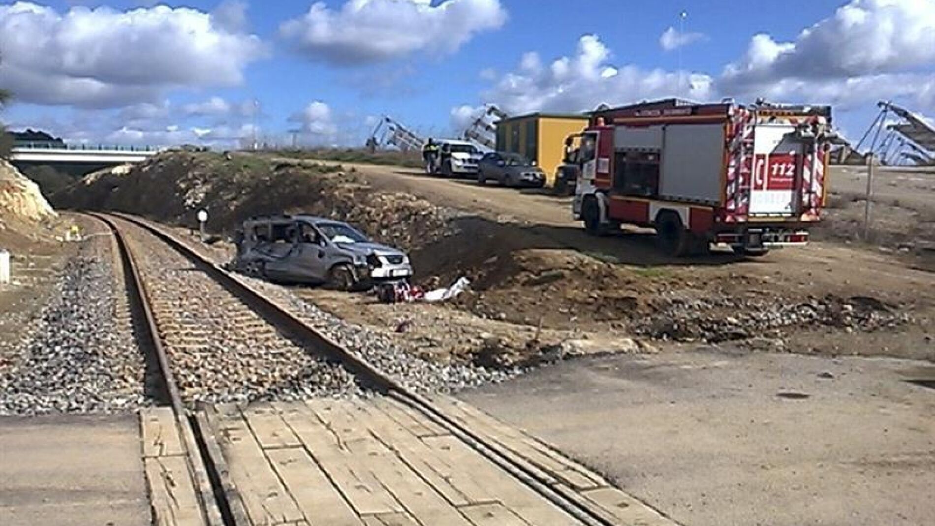 Muere un menor al ser arrollado el coche en el que viajaba en un paso a nivel en Huelva