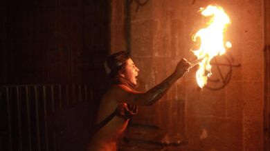 Un grupo de manifestantes prende fuego a la puerta del Palacio Nacional en México