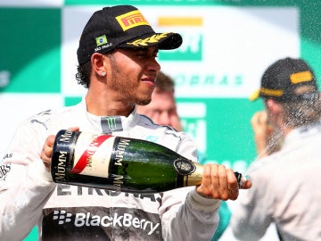 Hamilton reparte champán