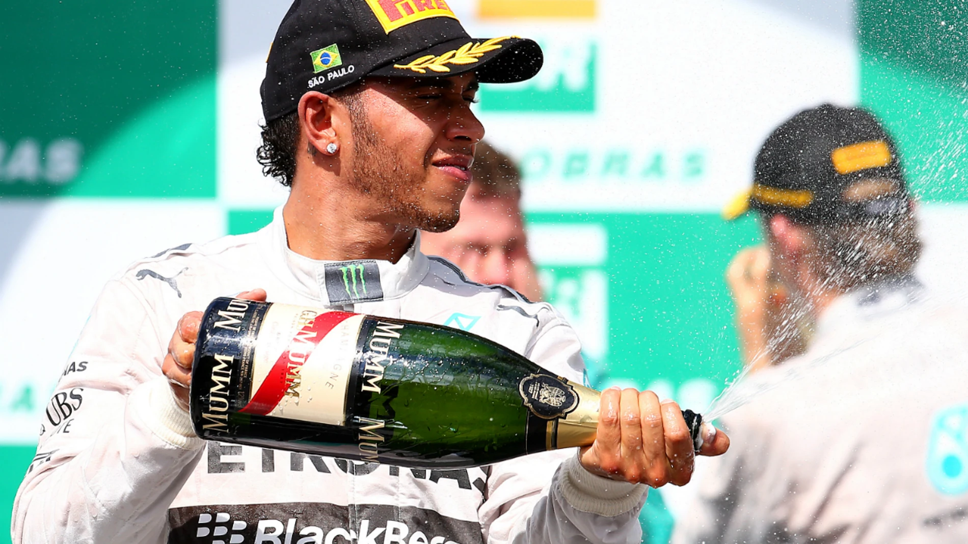 Hamilton reparte champán