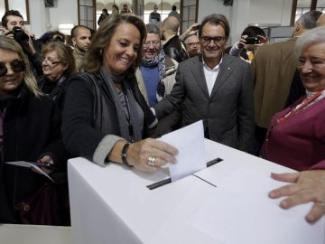 El presidente de la Generalitat, Artur Mas mira a su esposa Helena Rakosnik votar