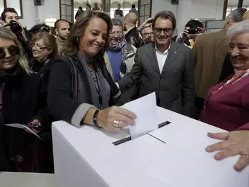 El presidente de la Generalitat, Artur Mas mira a su esposa Helena Rakosnik votar El presidente de la Generalitat, Artur Mas mira a su esposa Helena Rakosnik votar