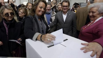 El presidente de la Generalitat, Artur Mas mira a su esposa Helena Rakosnik votar