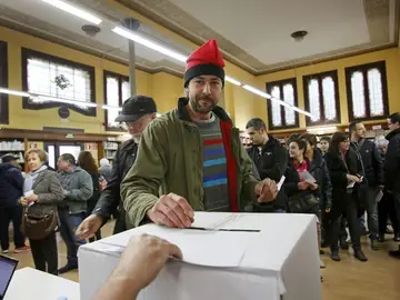Un ciudadano, con barretina, deposita su papeleta Un ciudadano, con barretina, deposita su papeleta