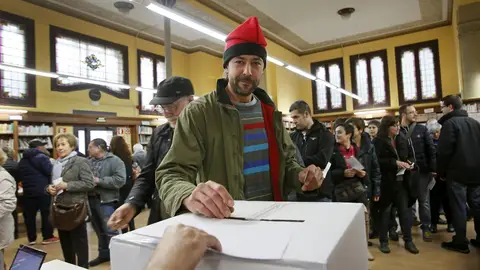 Un ciudadano, con barretina, deposita su papeleta Un ciudadano, con barretina, deposita su papeleta