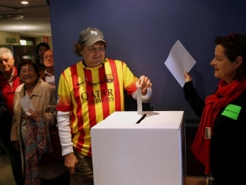 Un ciudadano deposita su papeleta Un ciudadano deposita su papeleta