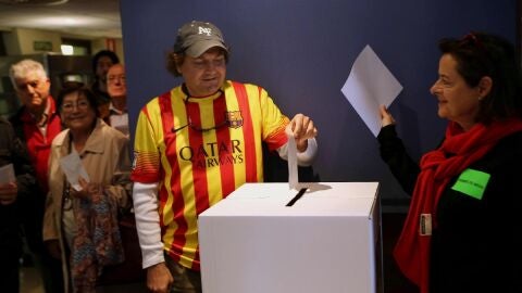 Un ciudadano deposita su papeleta