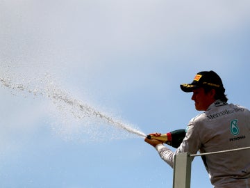 Rosberg, con el champán del triunfo en Brasil