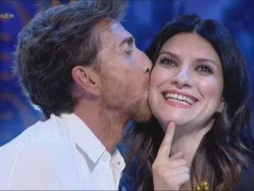 Pablo Motos besa a Laura Pausini Pablo Motos besa a Laura Pausini