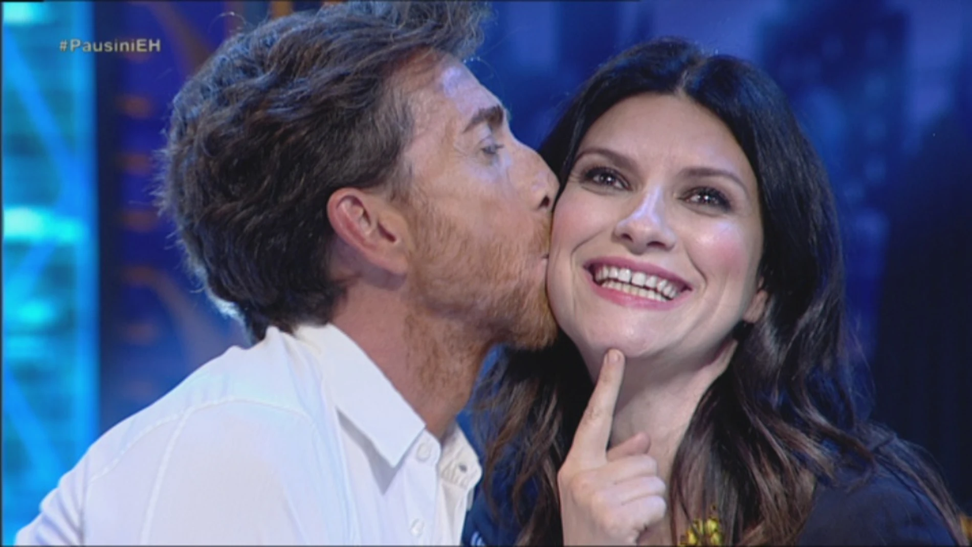 Pablo Motos besa a Laura Pausini