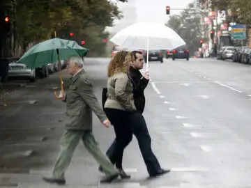 La gente se resguarda de la lluvia La gente se resguarda de la lluvia
