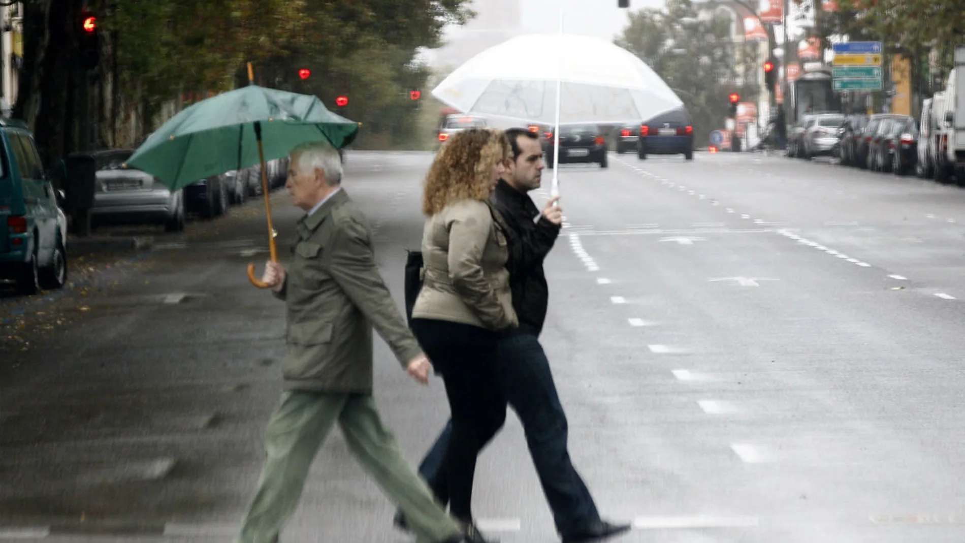 La gente se resguarda de la lluvia La gente se resguarda de la lluvia
