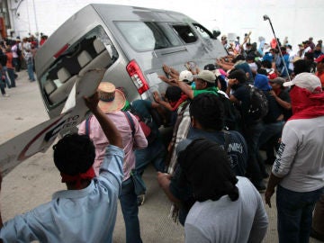 Maestros del estado mexicano de Guerrero se enfrenta con la Policía estatal Maestros del estado mexicano de Guerrero se enfrenta con la Policía estatal