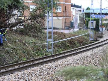 La Policía Nacional, buscando pruebas en las vías del tren La Policía Nacional, buscando pruebas en las vías del tren