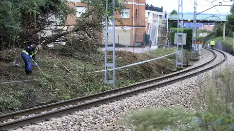 La Policía Nacional, buscando pruebas en las vías del tren La Policía Nacional, buscando pruebas en las vías del tren
